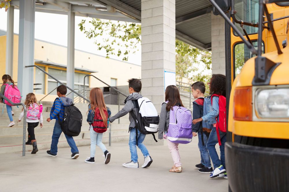Students arrive at school Students lined up arrive at school from school bus